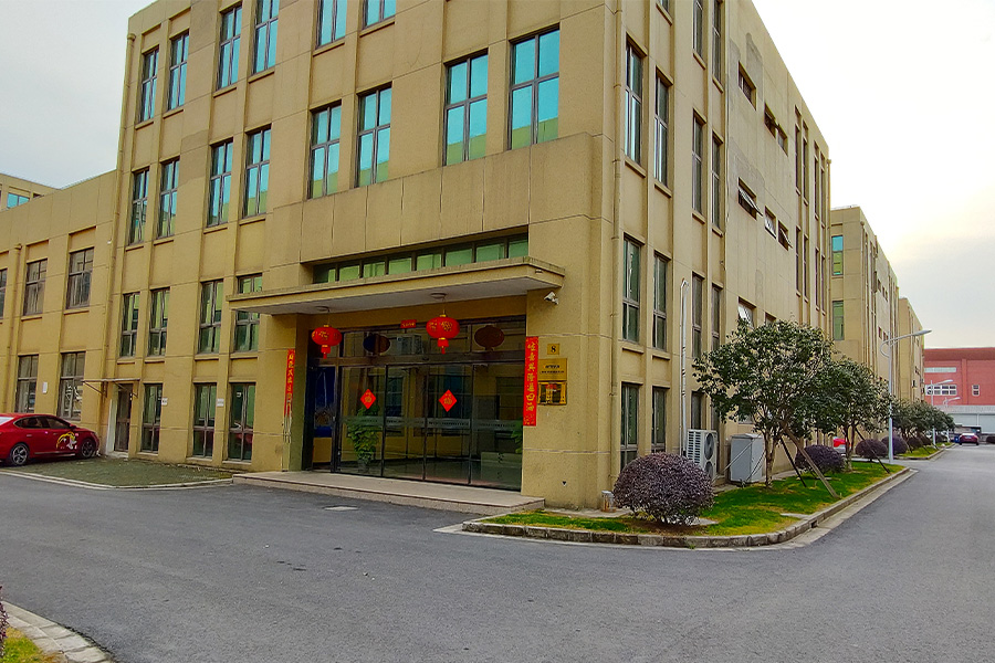 上海国产麻豆久久精品智能设备有限公司迎新春,贴春联,挂红灯笼